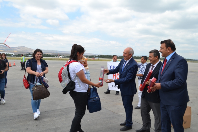YURT DIŞINDAN HAVA YOLUYLA GELEN GURBETÇİ KAFİLESİ ÇİÇEKLERLE KARŞILANDI